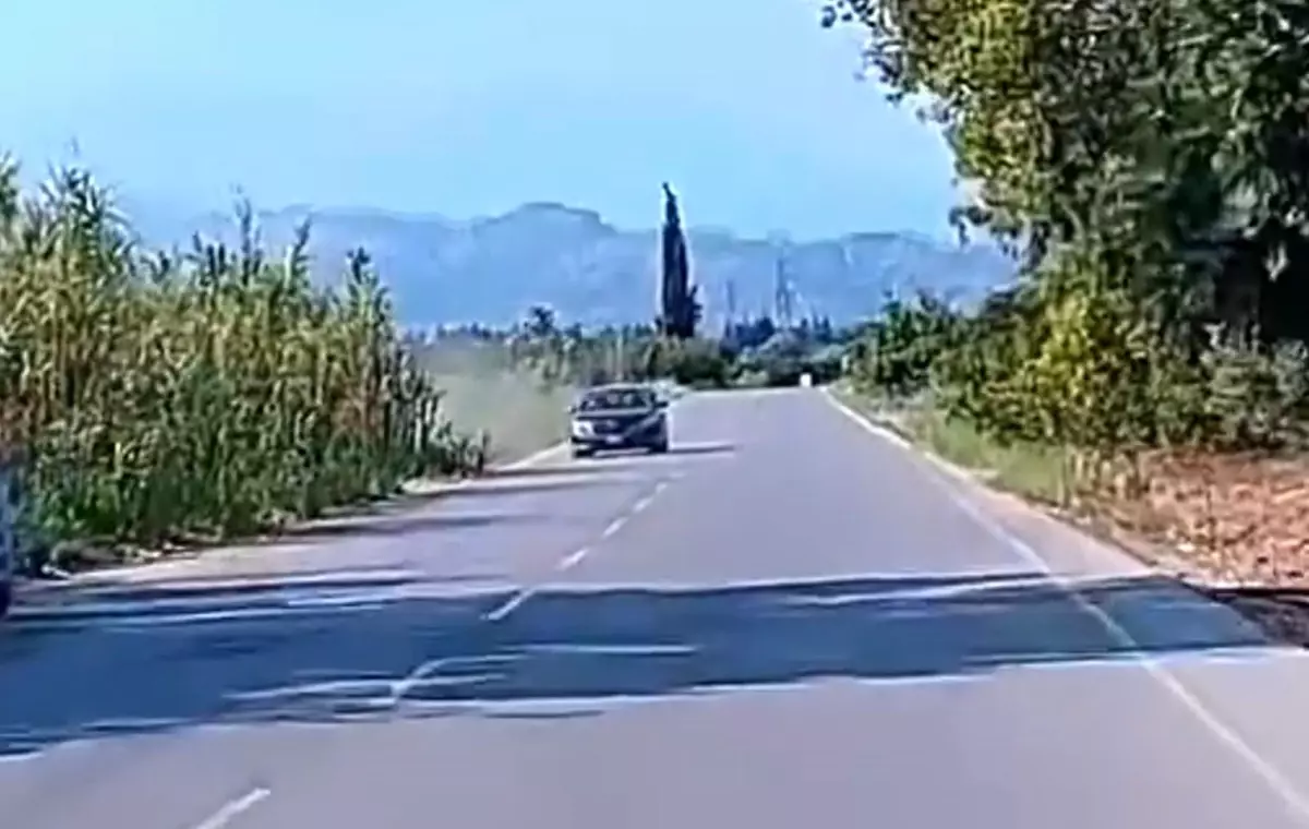 Antalya'da Kontrolden Çıkan Araç Şarampole Yuvarlandı, Anne ve Kızı Yaralandı