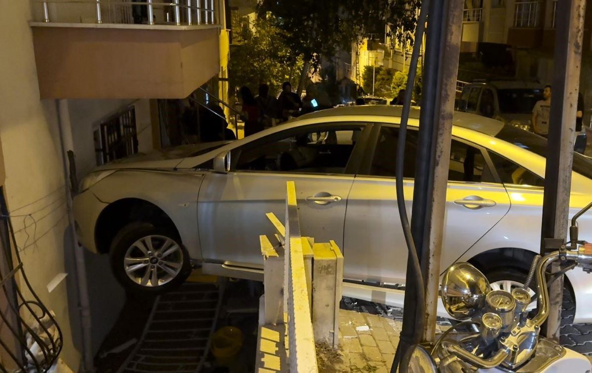 Avcılar'da Kadın Sürücünün Hatası Apartmana Çarptırdı