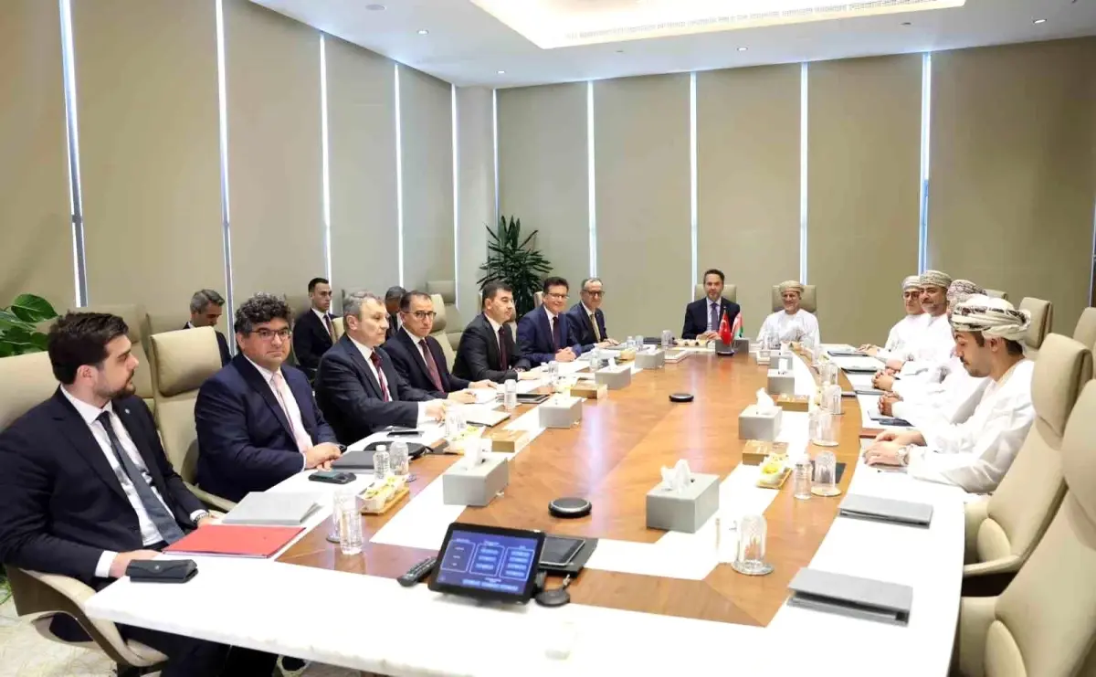 Bakan Bayraktar, Umman Yatırım Otoritesi Başkanı ile Görüştü