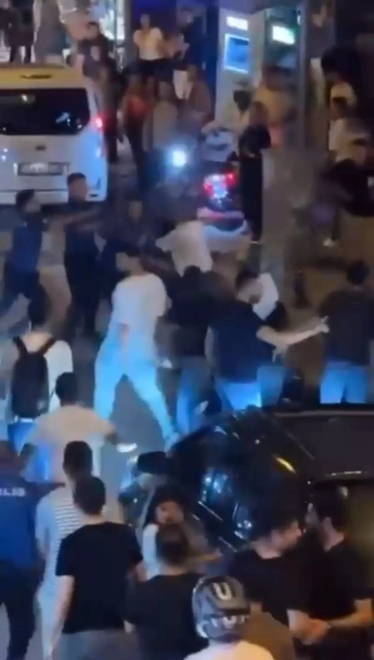 Hatalı park uyarısı yapılan sürücü ve yakınları polise saldırdı