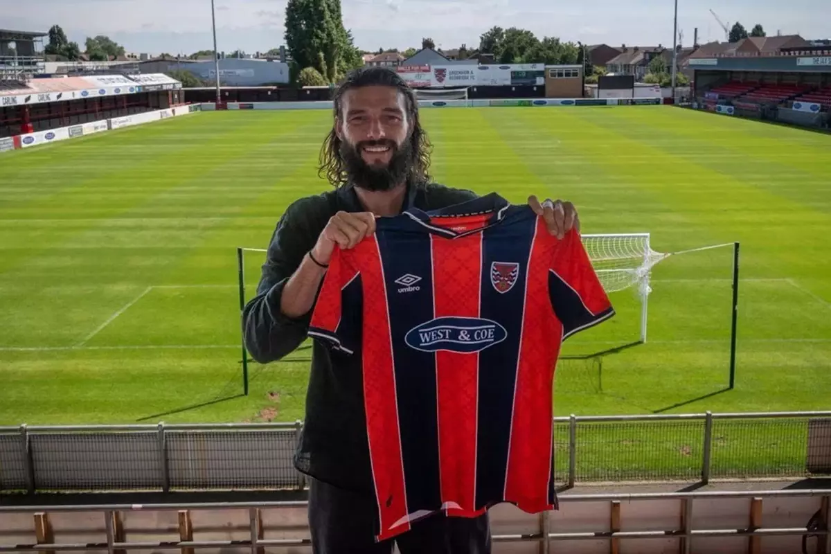 Bir zamanların efsane forveti Andy Carroll, 6. Lig takımına imza attı