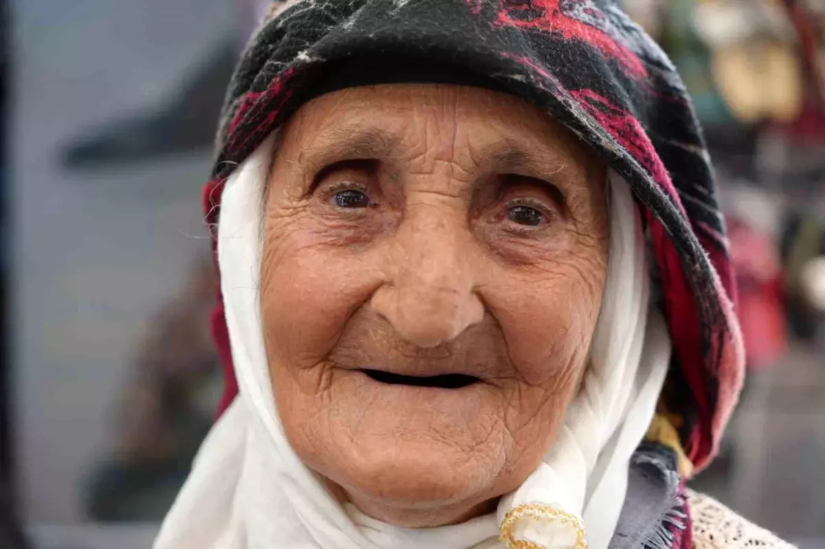 98 Yaşındaki Esma Teyze, Pazarda Aile Bütçesine Katkı Sağlıyor