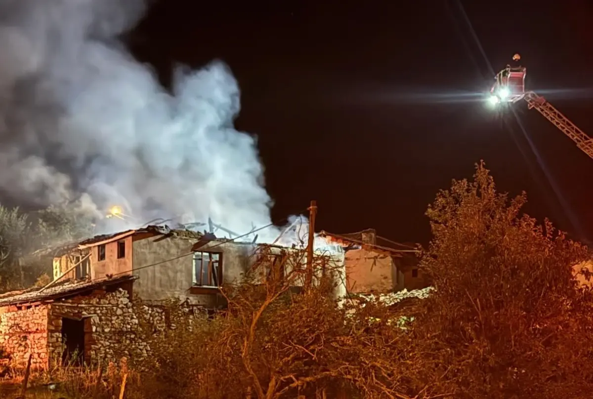 Bursa'da Ahşap Evde Yangın: Ekipler Müdahale Etti