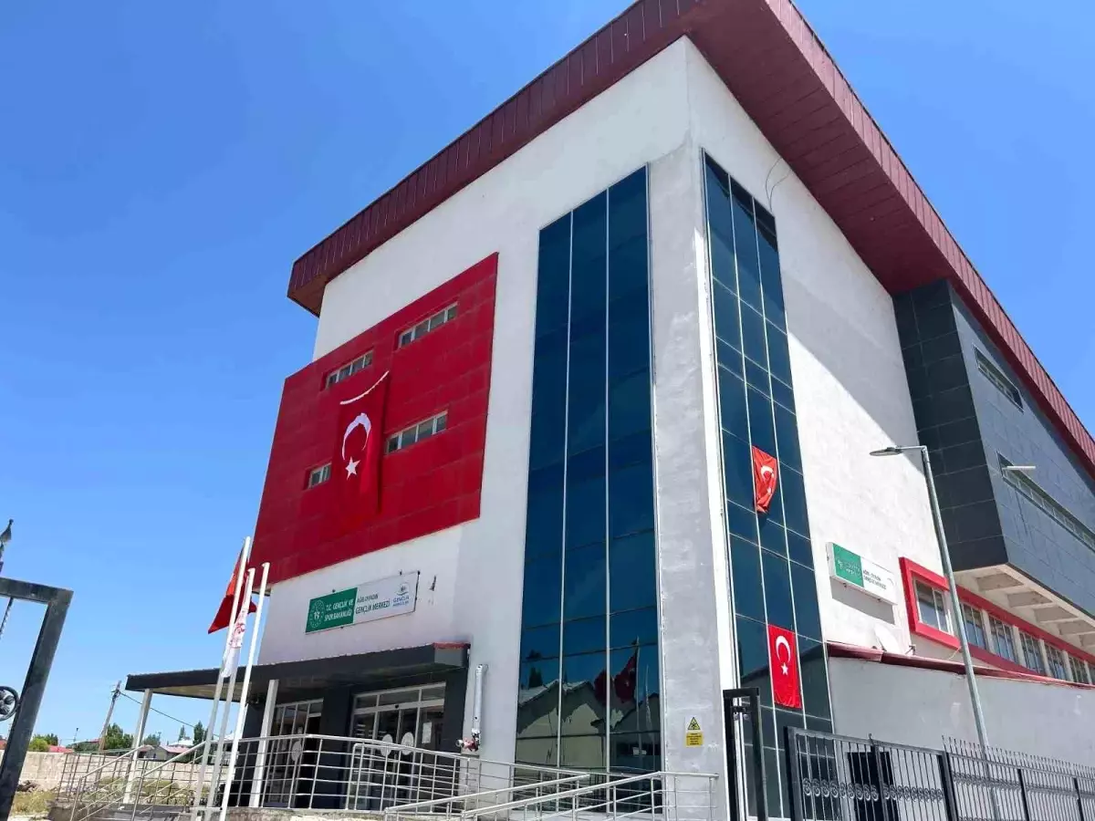 Diyadin'de Resmi Binalar Türk Bayrakları ile Donatıldı