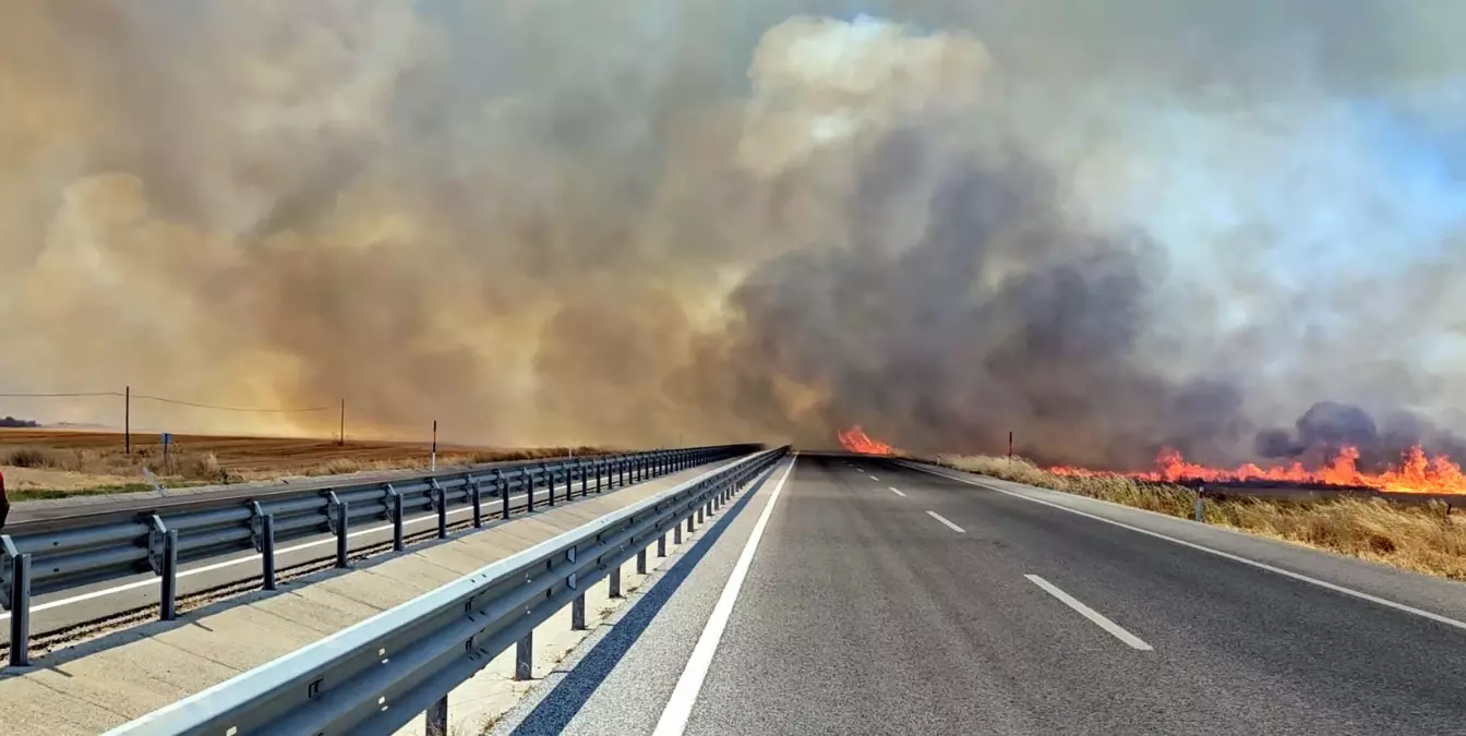 Edirne'de Anız Yangını: Havsa Kara Yolu Kapandı