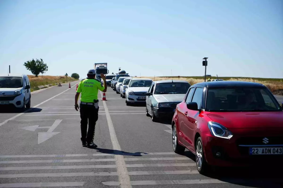 Edirne'de Anız Yangını Kontrol Altına Alındı, Yol Yeniden Açıldı