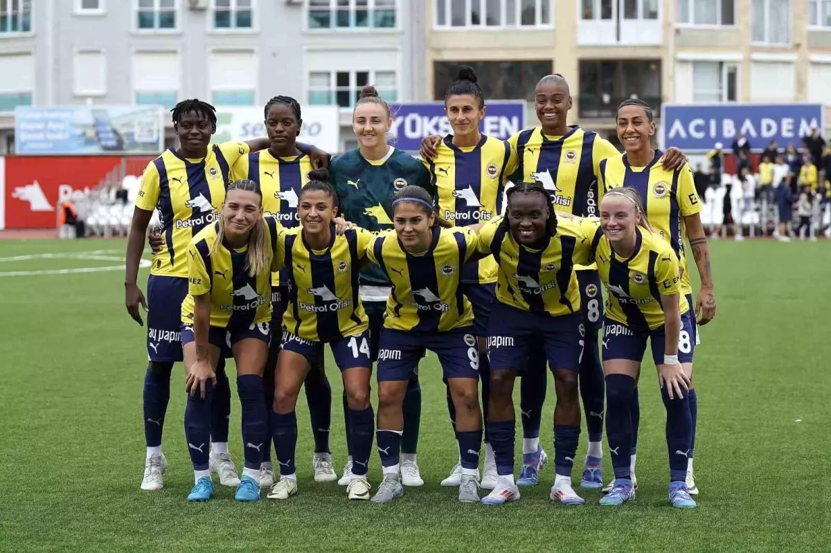 Fenerbahçe Kadın Futbol Takımı'nda 17 Oyuncunun Sözleşmesi Uzatıldı