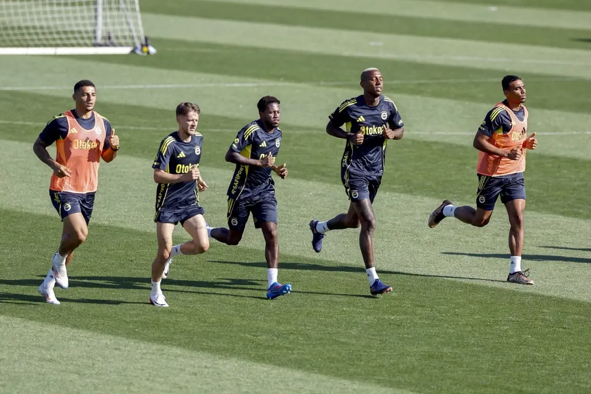 Fenerbahçe'nin Portekiz kampı kadrosu belli oldu! Yıldız isim İstanbul'da bırakıldı