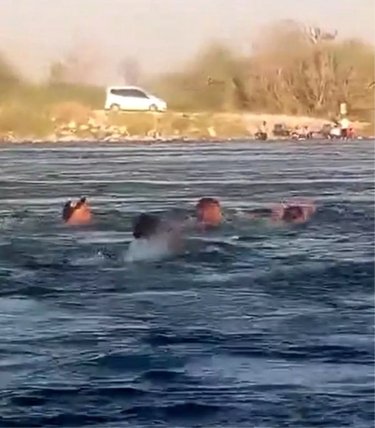 Fırat Nehri'nde Boğulma Tehlikesi: 3 Genç Kurtarıldı