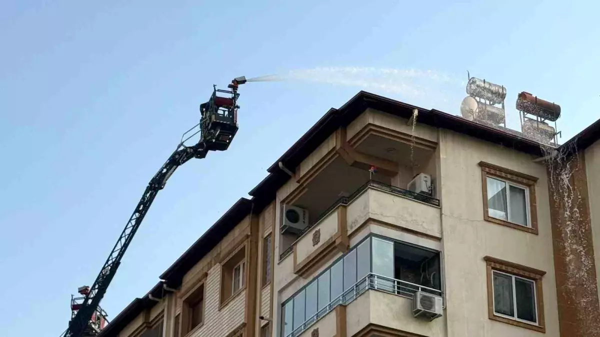 Gaziantep'te 6 katlı binanın çatısında yangın