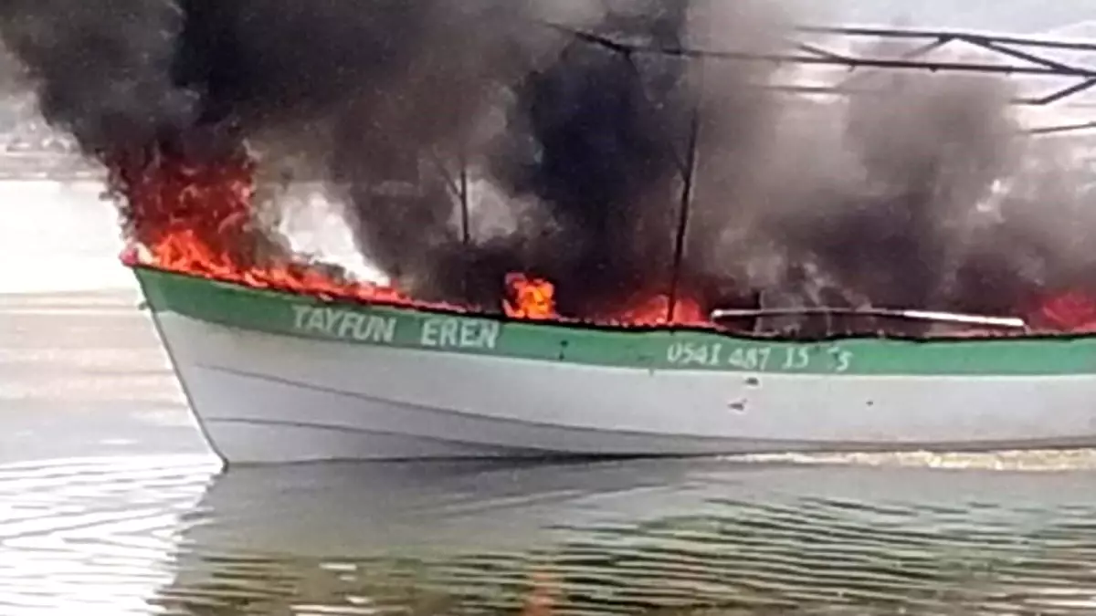 Denizli'de Yanan Tekne Suya Battı: 1 Yaralı, 3 Turist Kurtarıldı