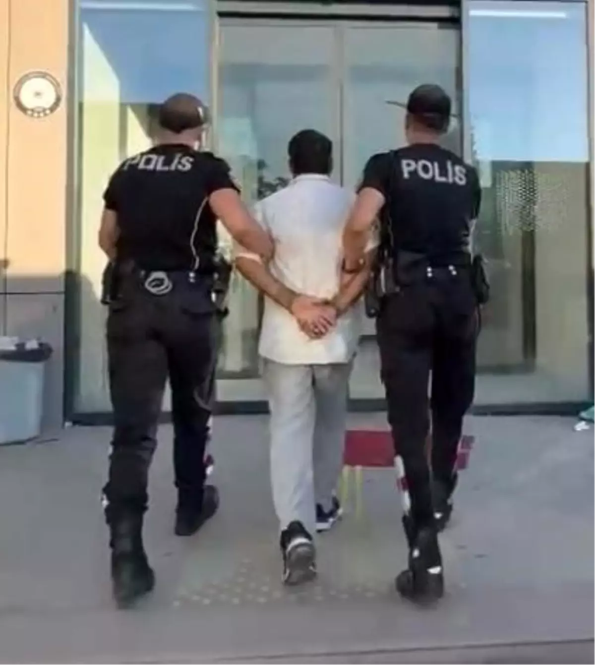 İzmir'de Silahlı Yağmadan Aranan Şahıs Yakalandı