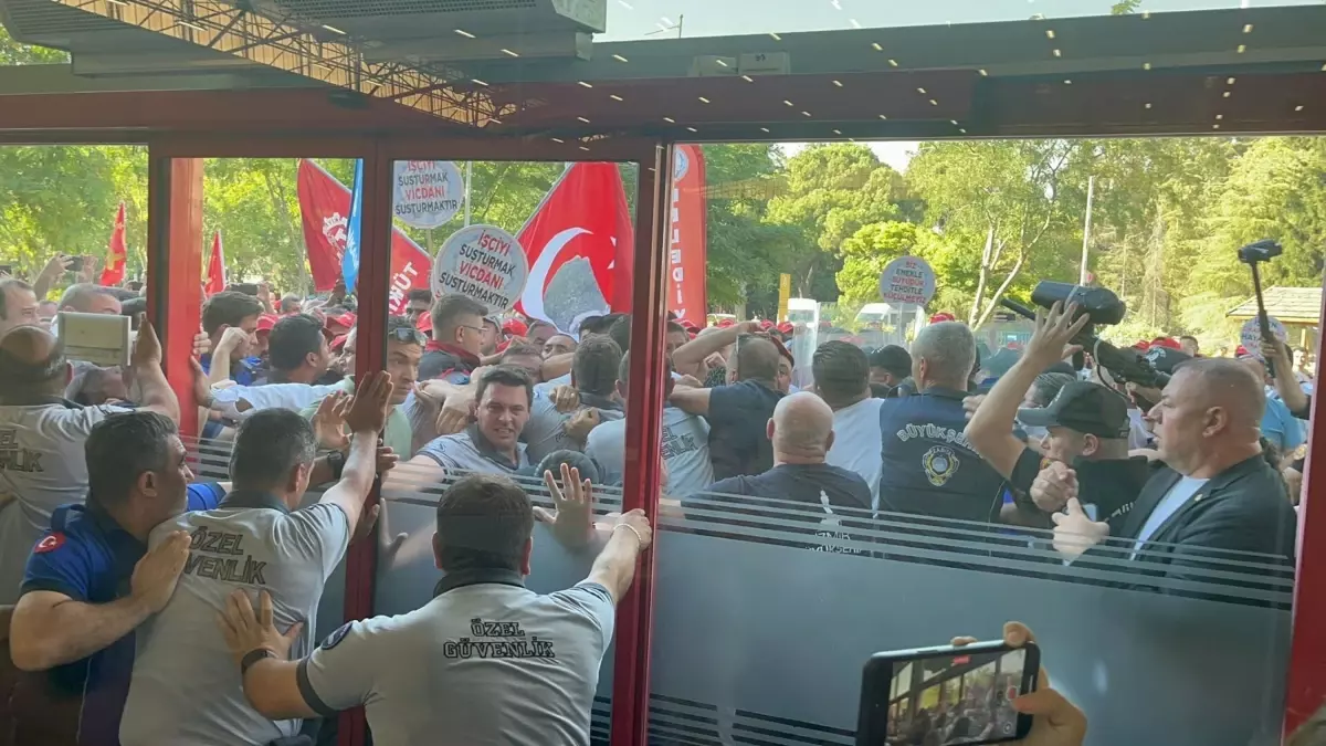 İzmir'de Belediye İşçileri Direnişte, Meclis Toplantısında Arbede Yaşandı