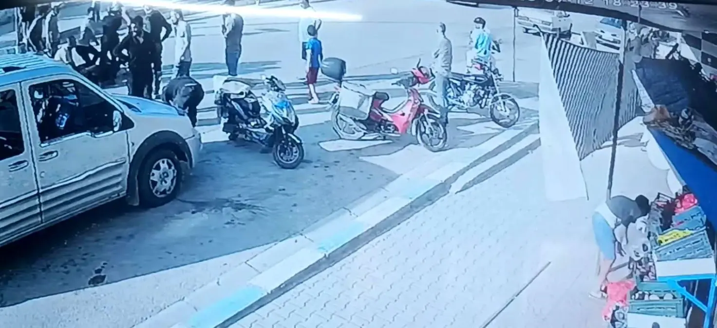 Hatay'da Motosiklet Sürücüsü Kapıya Çarptı, Kavga Çıktı