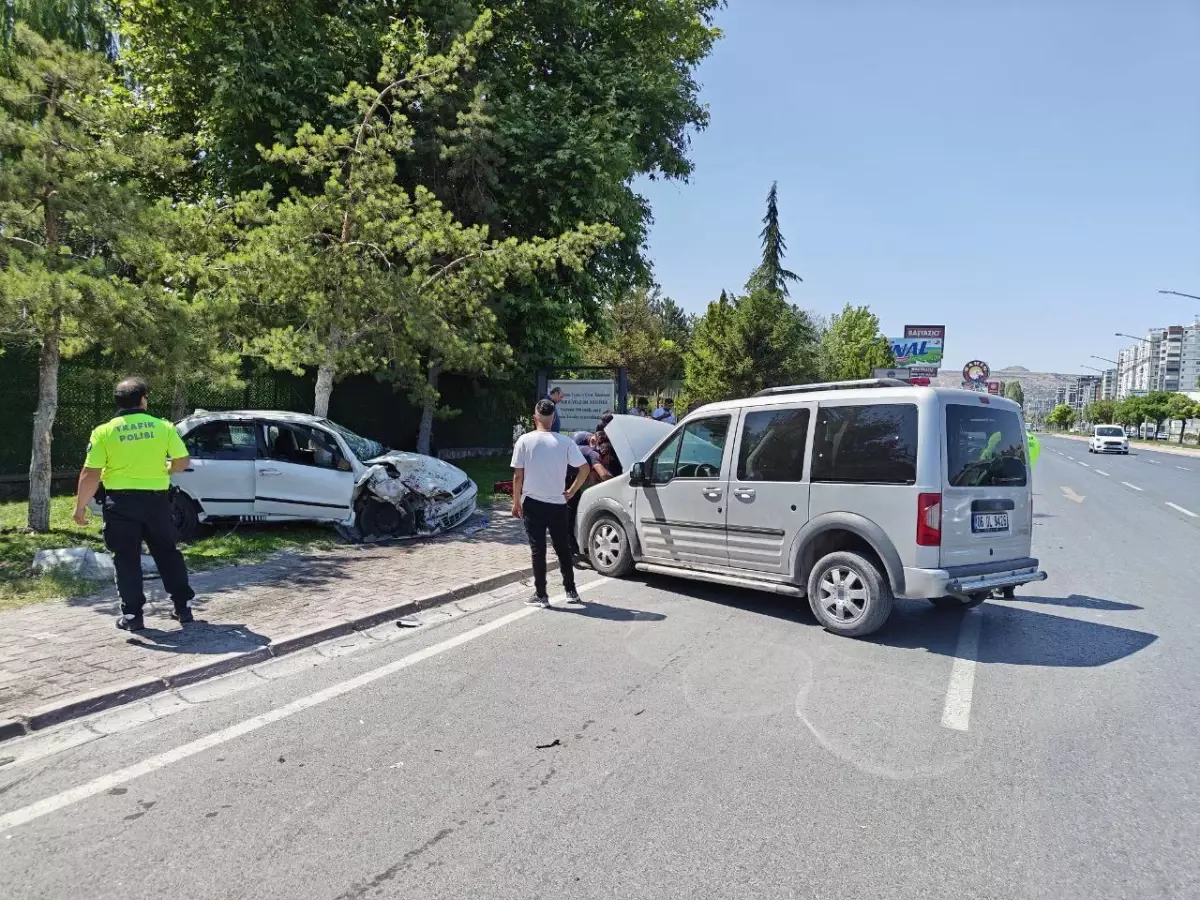 Kayseri'de Kontrolden Çıkan Otomobil 3 Araca Çarptı: 1 Yaralı