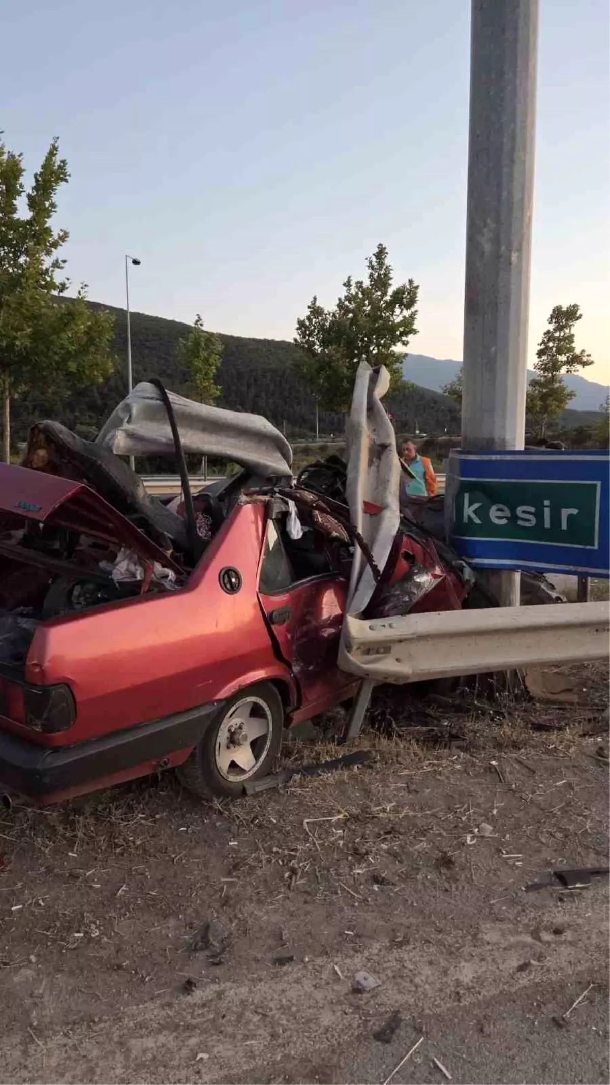 Bursa'da Tofaş Otomobil Bariyerlere Çarptı, Sürücü Hayatını Kaybetti