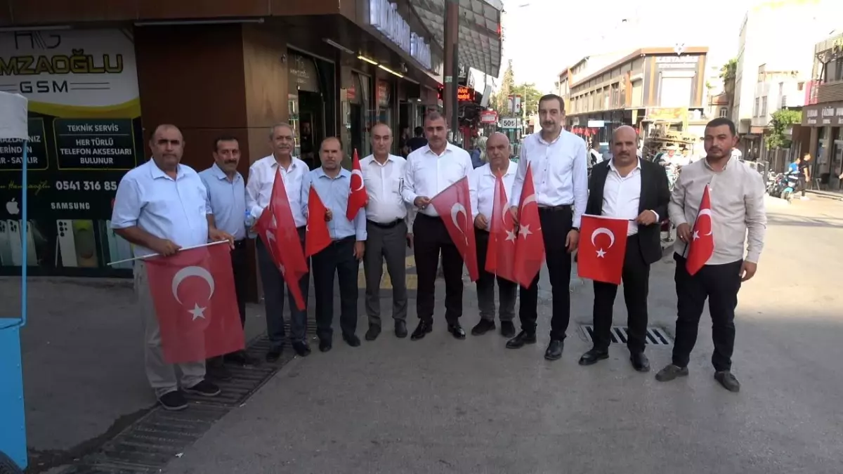Kilis'te Siyasi Partilerden Türk Bayrağı Dağıtımı