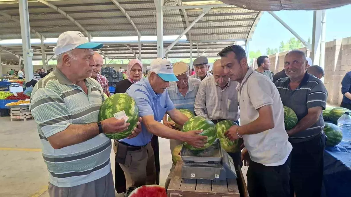 Hisarcık Pazarında 17 Ton Karpuz 2 Saatte Tükendi