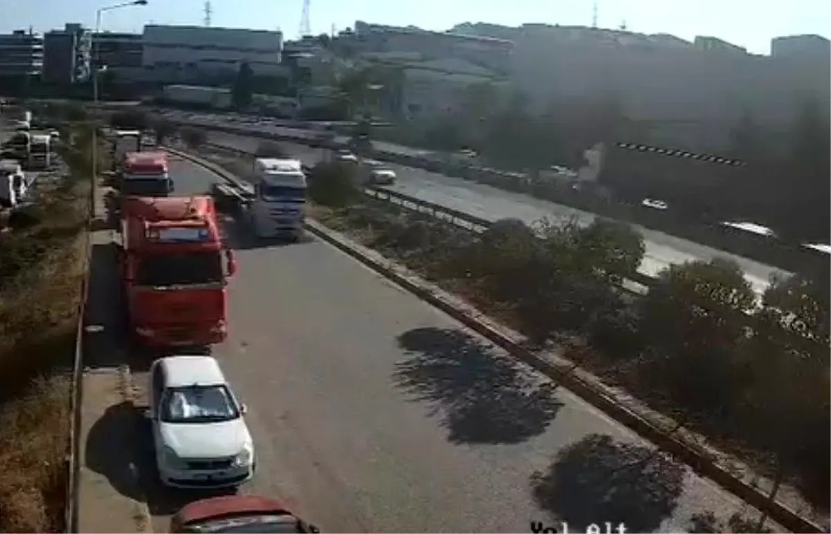 Kocaeli'de Feci Kaza: İki Otomobil ve Tır Çarpıştı, Ölü ve Yaralılar Var