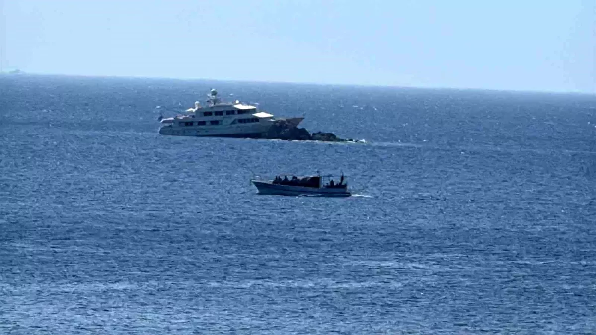 Bodrum'da Lüks Motoryat Kayalıklara Çarptı, 7 Kişi Kurtarıldı