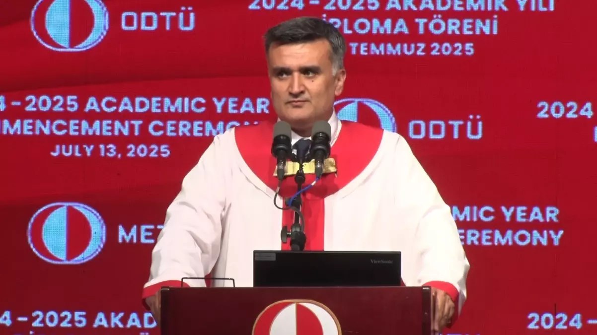ODTÜ Mezuniyet Töreninde Romantik Anlar
