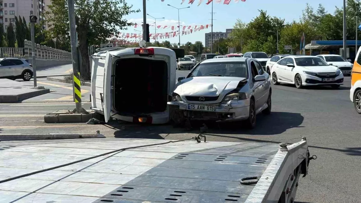 Diyarbakır'da Trafik Kazası: İki Sürücü Hafif Yaralandı