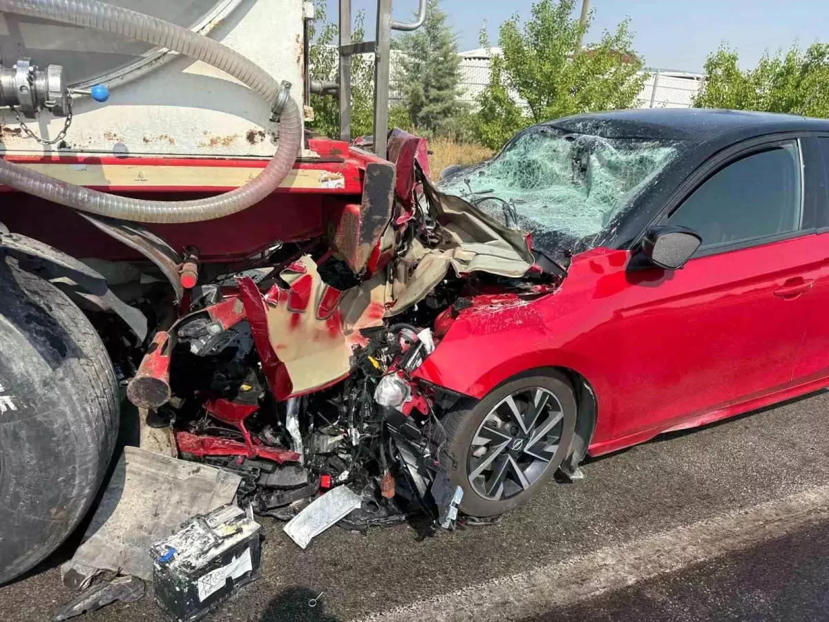 Afyonkarahisar'da Otomobilin Süt Tankerine Çarpması Sonucu Bir Kişi Ağır Yaralandı