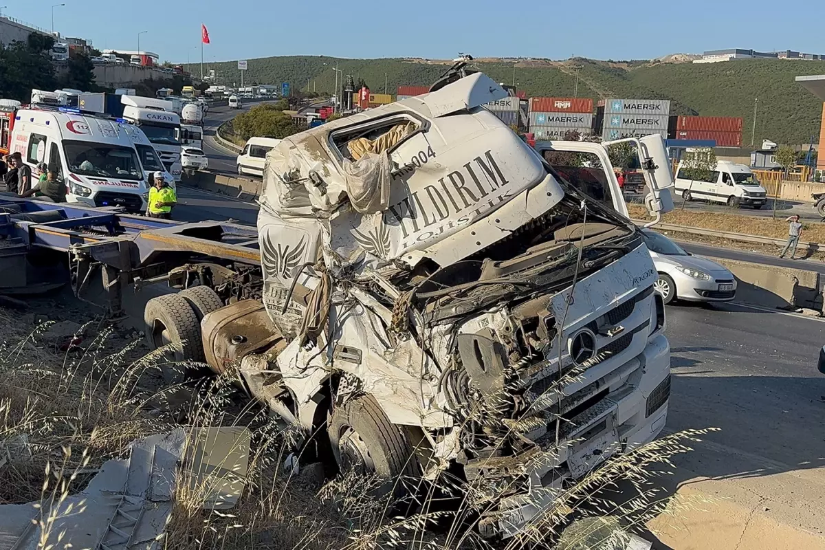 Tırın dorsesi otomobillerin üzerine düştü: 5 ölü, 1 yaralı
