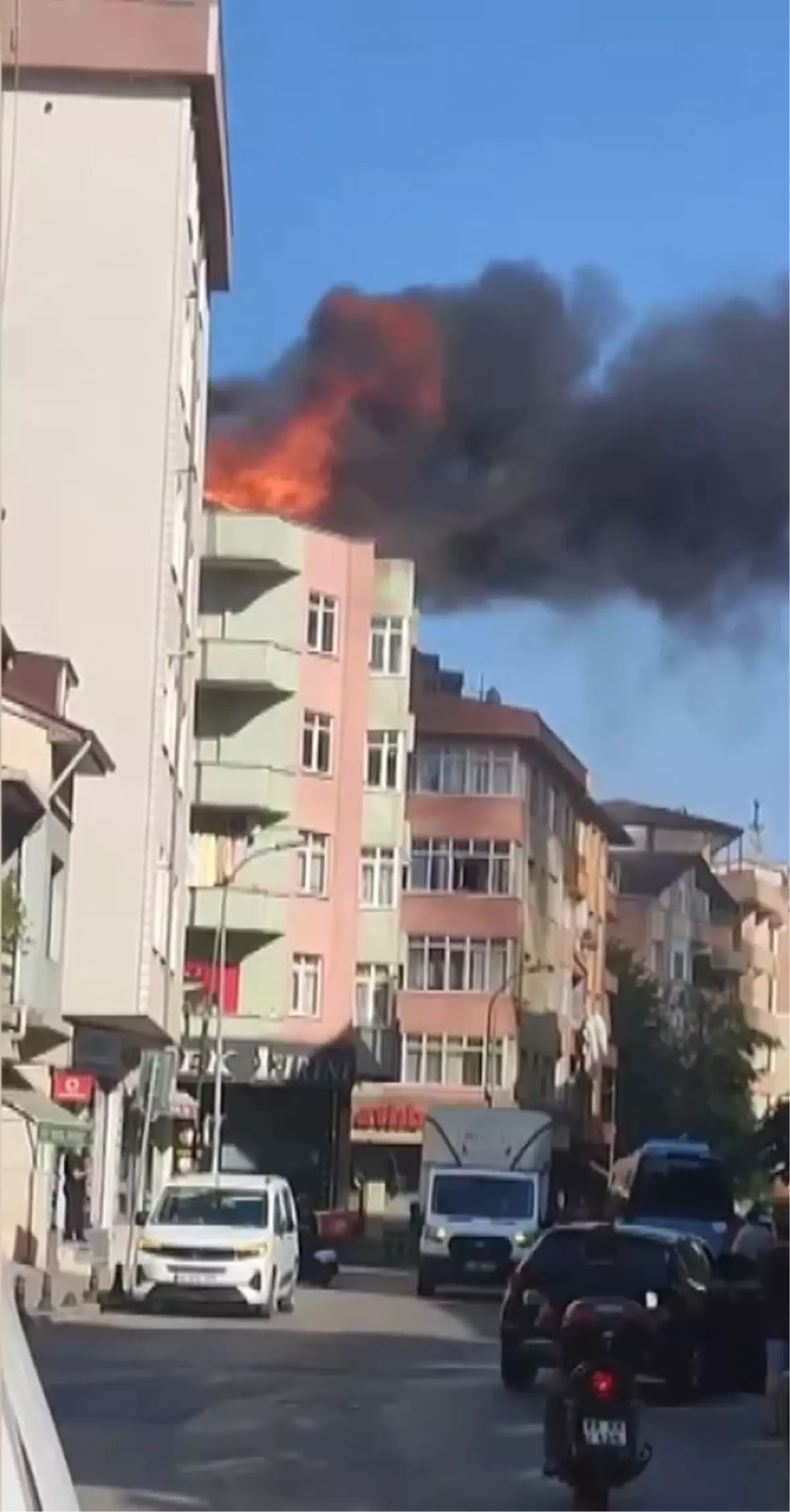 Pendik'te 4 Katlı Binanın Çatısında Yangın
