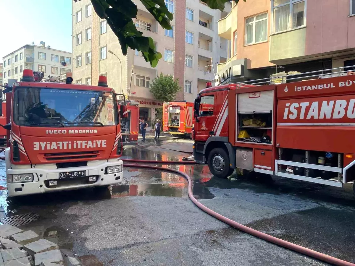 Pendik'te 4 Katlı Binanın Çatısında Yangın Çıktı