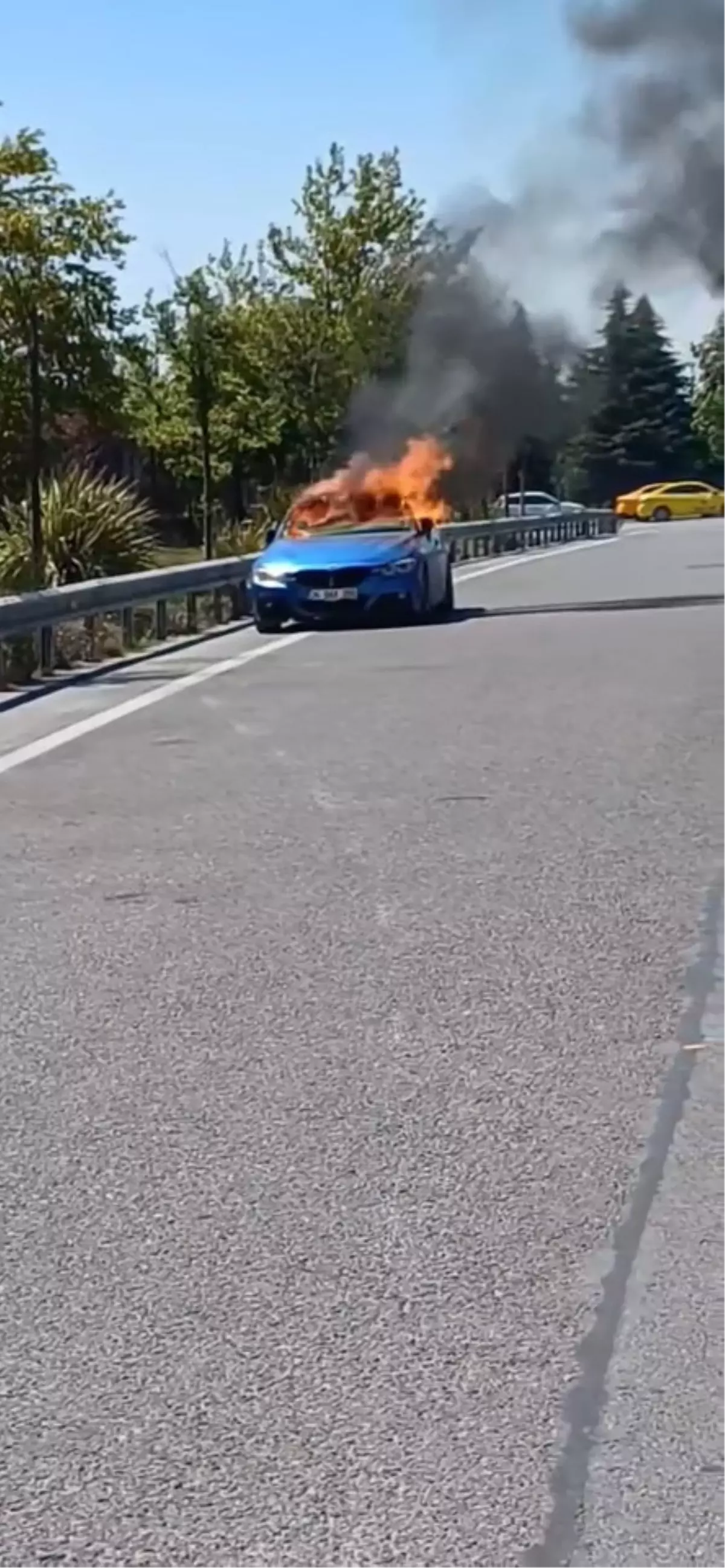 Pendik'te Seyir Halindeki Otomobilde Yangın