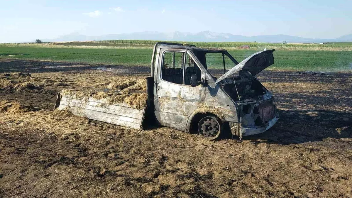 Denizli'de Saman Yüklü Kamyonet Alev Alev Yandı