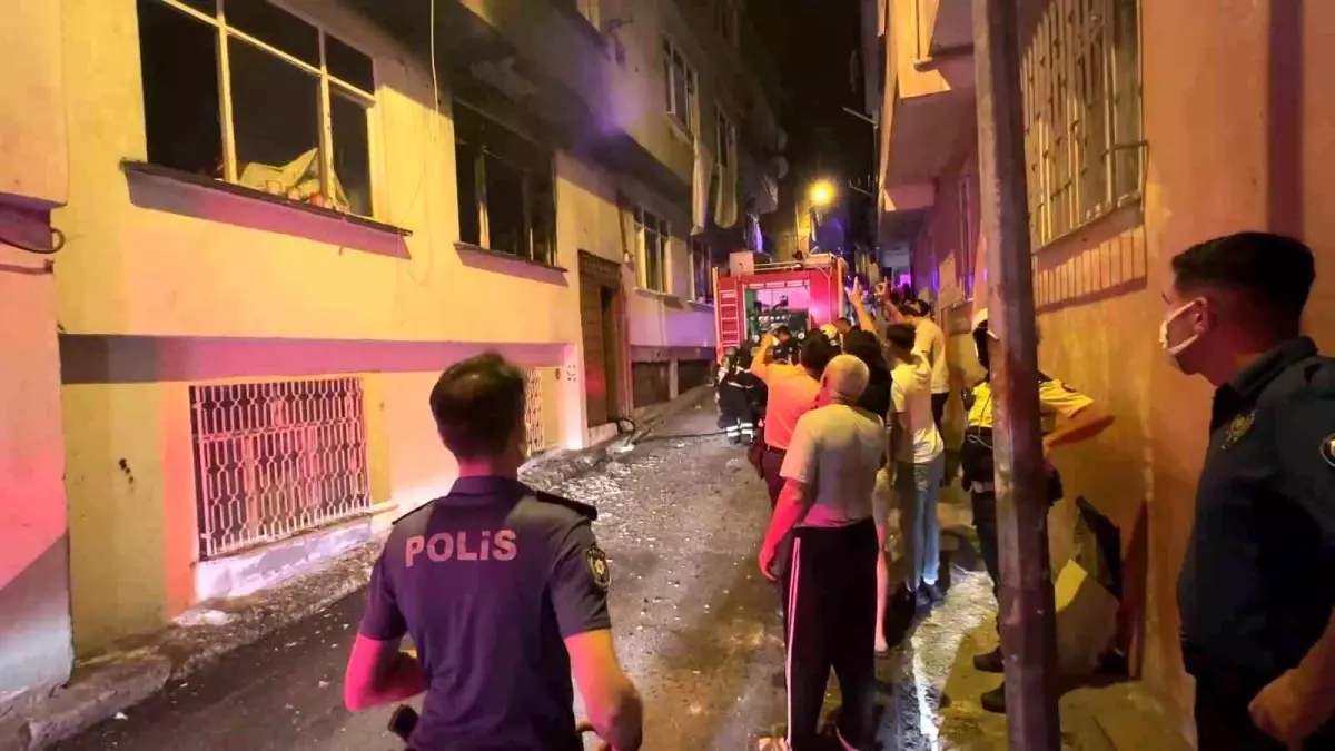 Samsun'da 3 Katlı Binada Yangın: 3 Kişi Dumandan Etkilendi