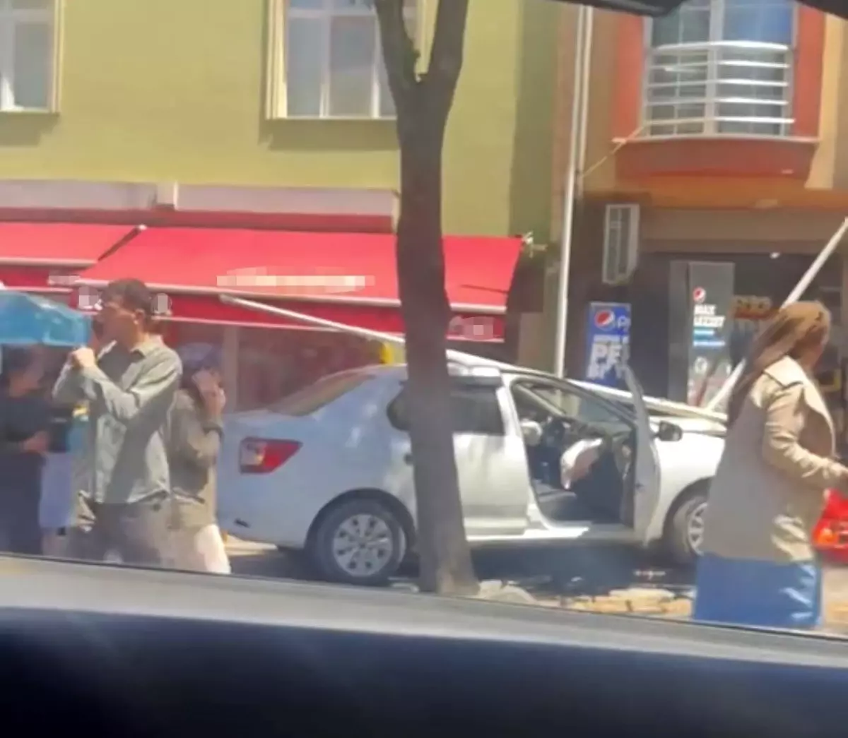 Sancaktepe'de Kontrolden Çıkan Otomobil Marketin Önündeki Dolaplara Çarptı
