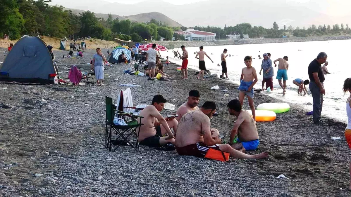 Van Gölü'nde Sıcaklardan Kaçış: Vatandaşlar Sahillere Akın Etti