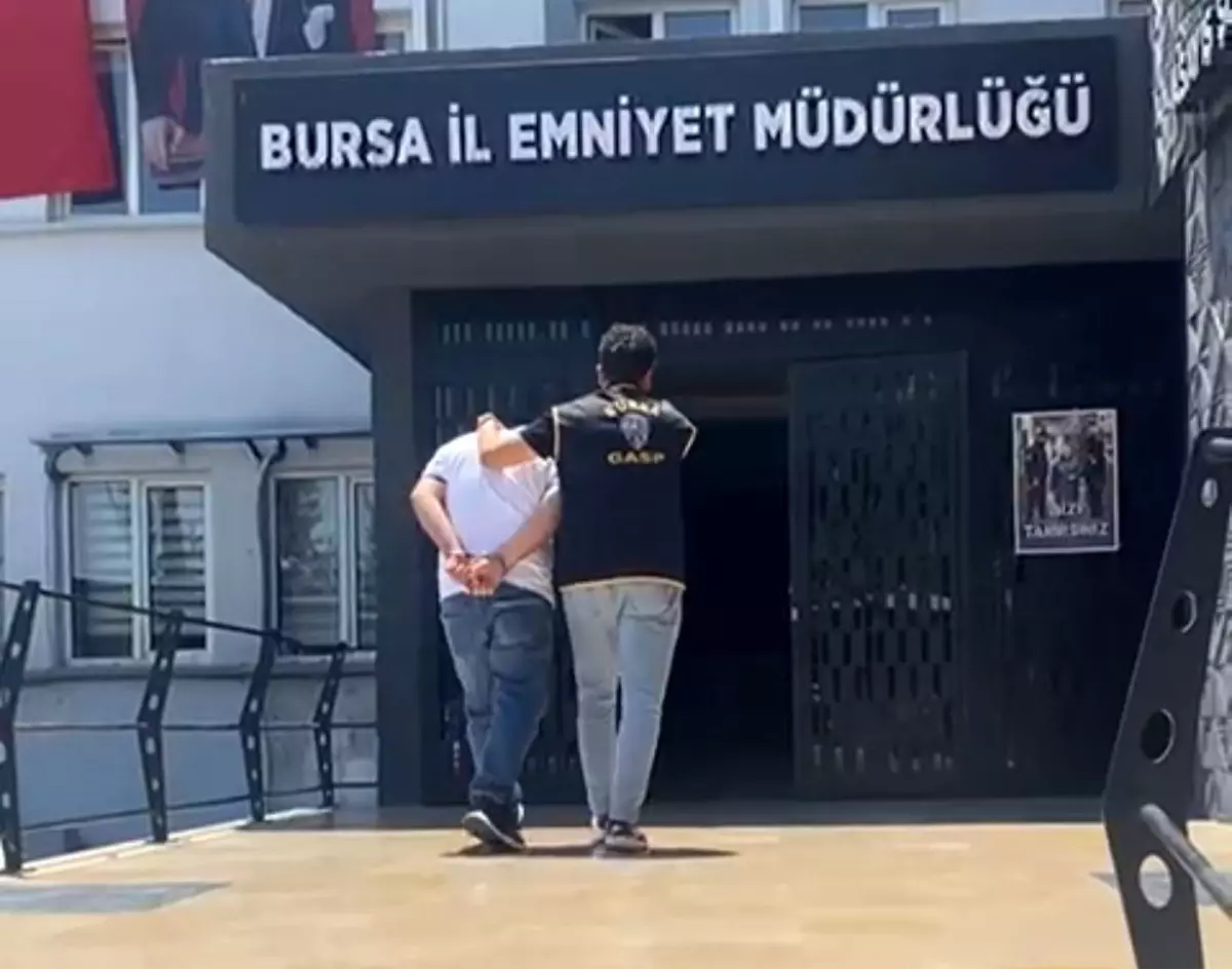 Bursa'da Seyir Halindeki Araca Tabancayla Ateş Açan Şüpheli Yakalandı