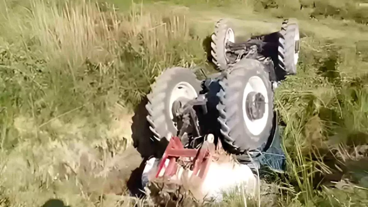 Aydın'da Traktör Sulama Kanalına Düştü, Yaralı Yok