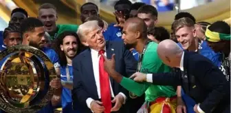 Trump, uyarılara rağmen sahneden inmedi; Futbolcular ile kupayı kaldırdı!