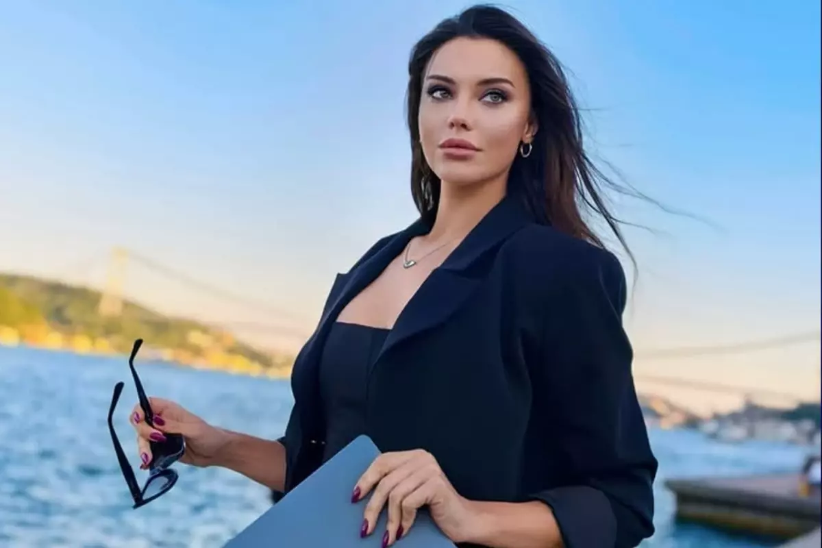 Tuvana Türkay'dan İtalya sokaklarında cesur kombin