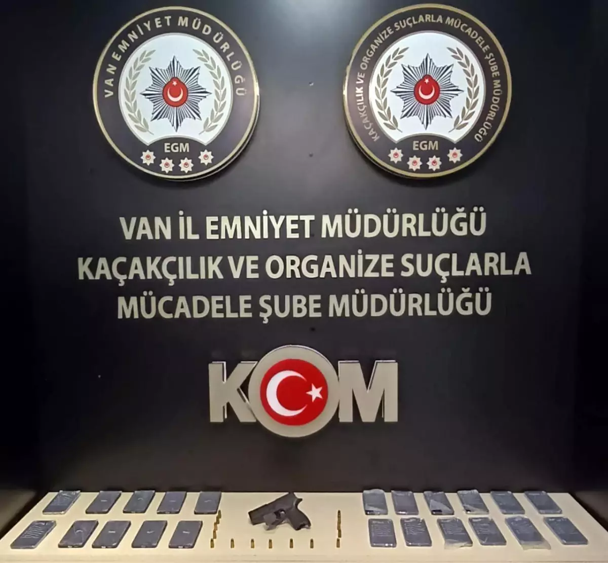 Van'da Kaçak Gümrük Malzemelerine Baskın