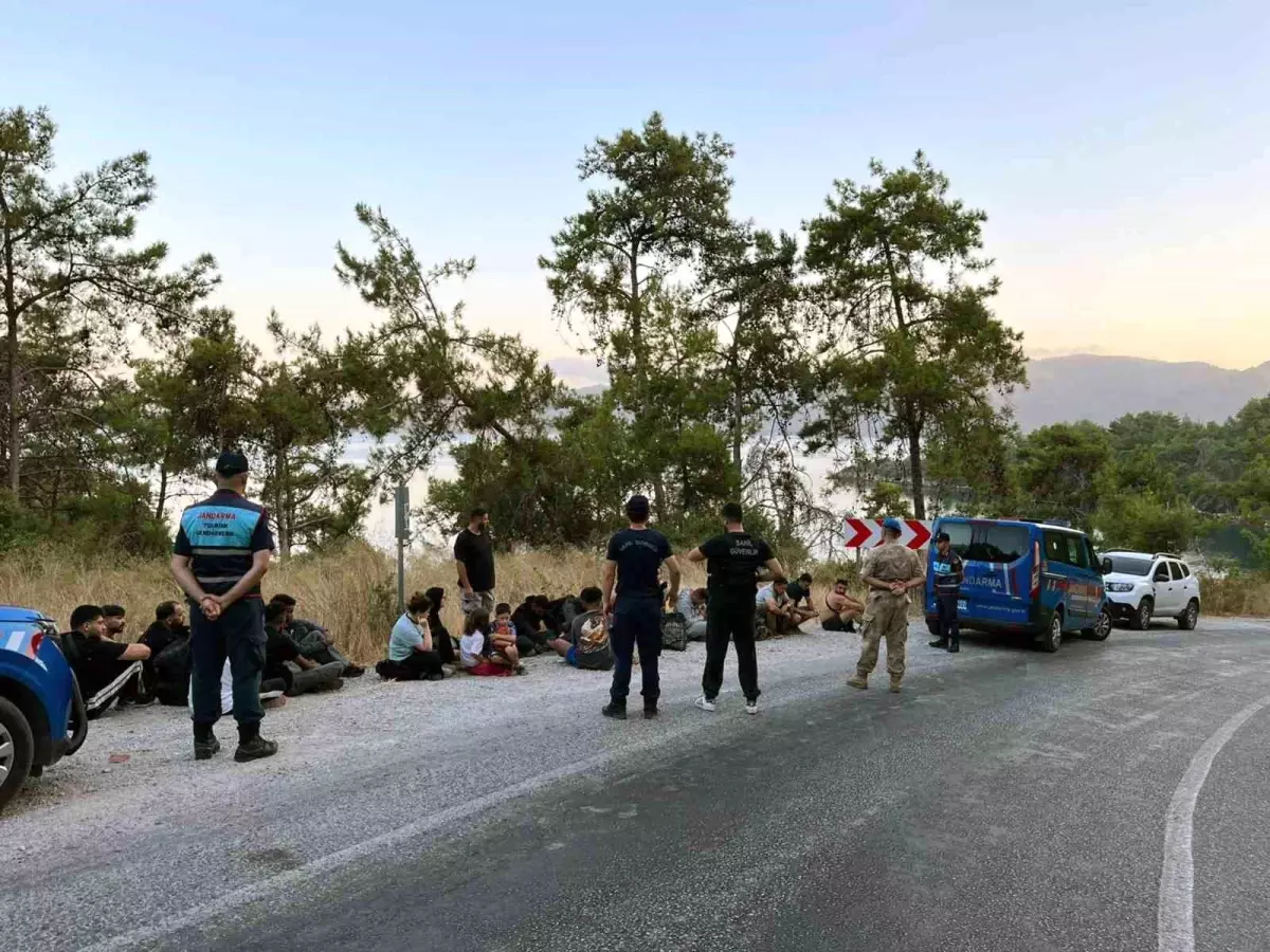 Marmaris'te 22 Düzensiz Göçmen ve 2 Kaçakçı Yakalandı