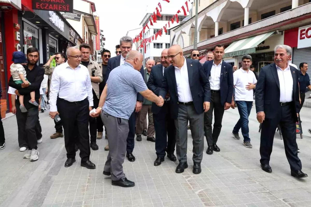 Ağrı Valisi Koç, Cumhuriyet Caddesi'nde esnaf ve vatandaşlarla 15 Temmuz'u andı
