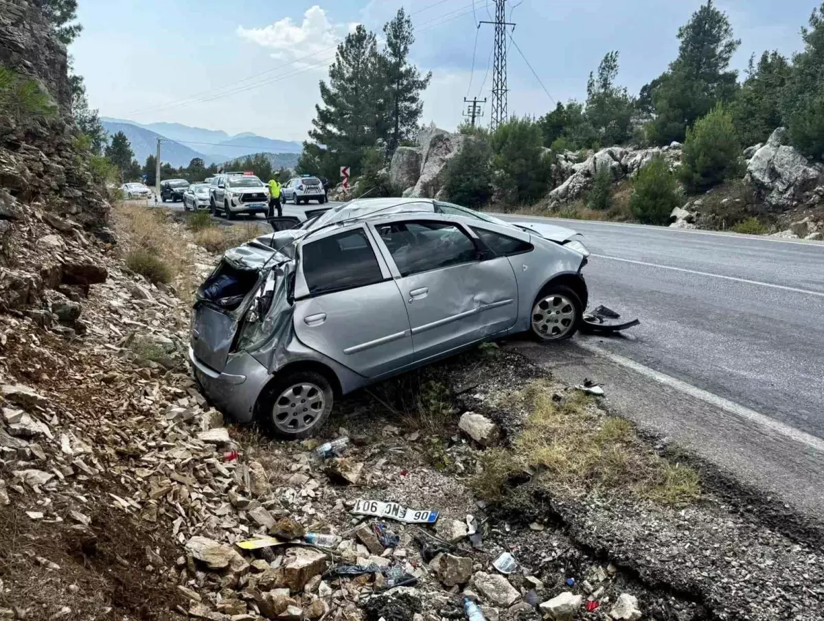 Antalya'da Kontrolden Çıkan Otomobil Kayalıklara Çarptı: 5 Yaralı