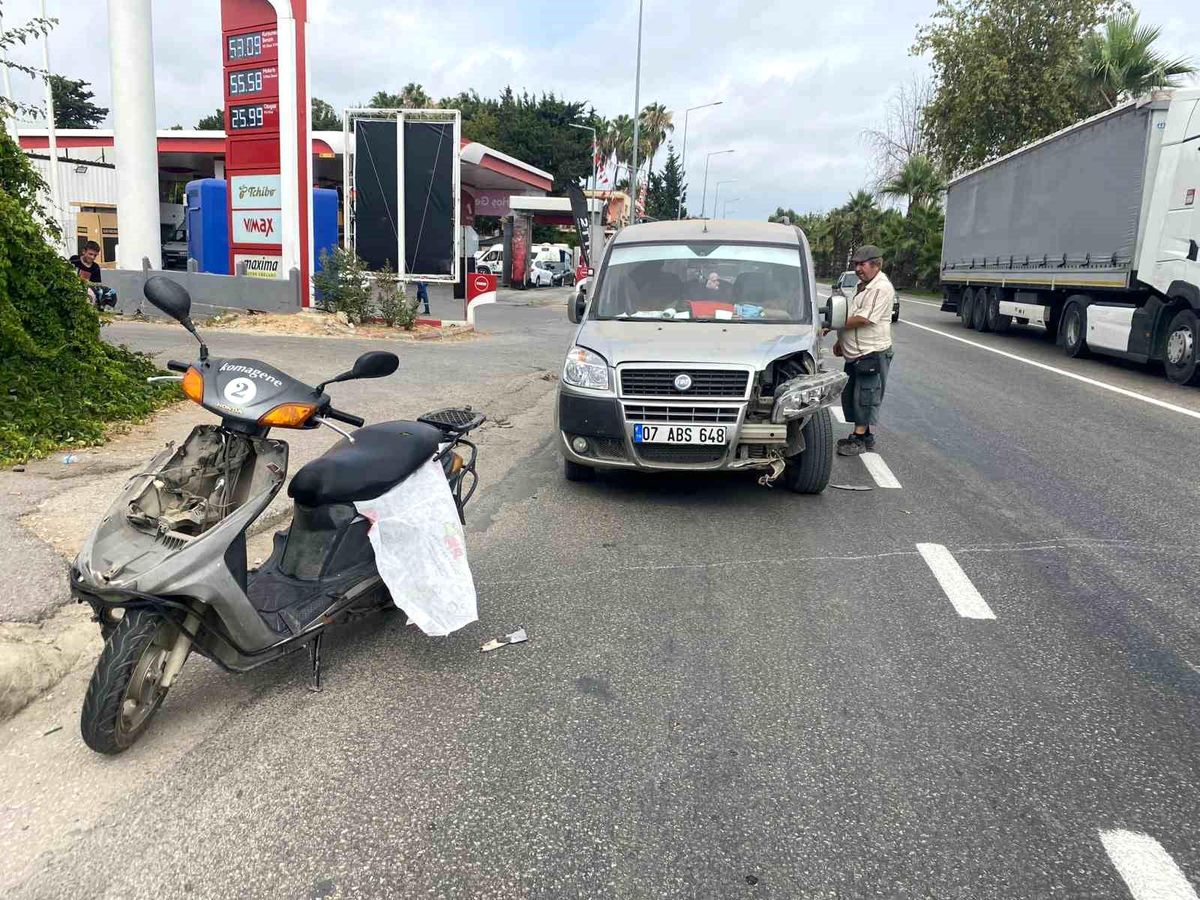 Antalya'da Hafif Ticari Araç ve Motosikletin Çarpışması: 1 Yaralı