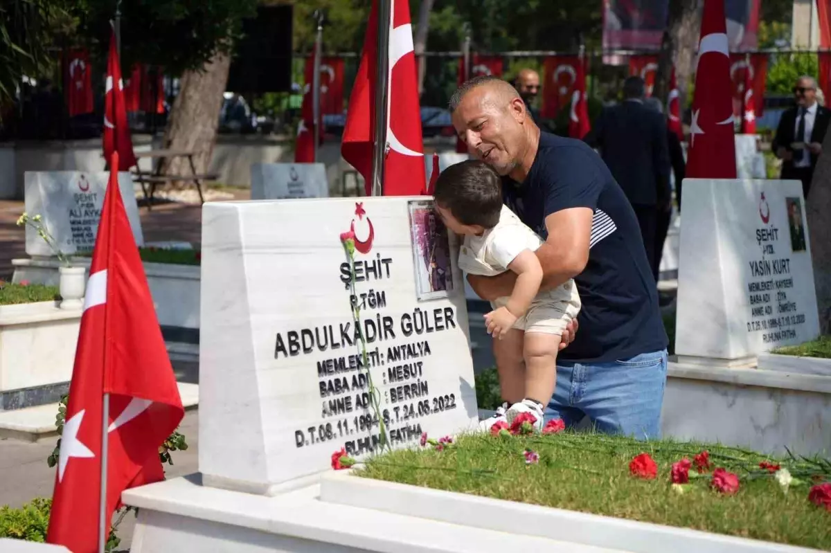 Antalya'da şehit annelerinin gözü yaşlı duaları 15 Temmuz'un acısını tazelendi