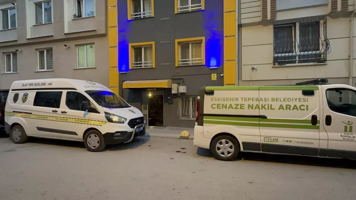 Irak Uyruklu Adam Apartman Merdivenlerinde Ölü Bulundu
