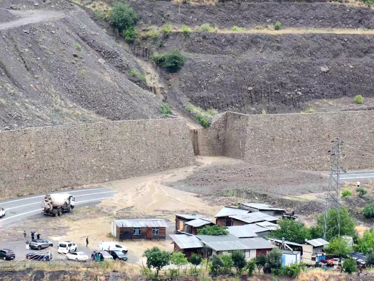 Artvin'de Heyelan Karayolunu Kapattı