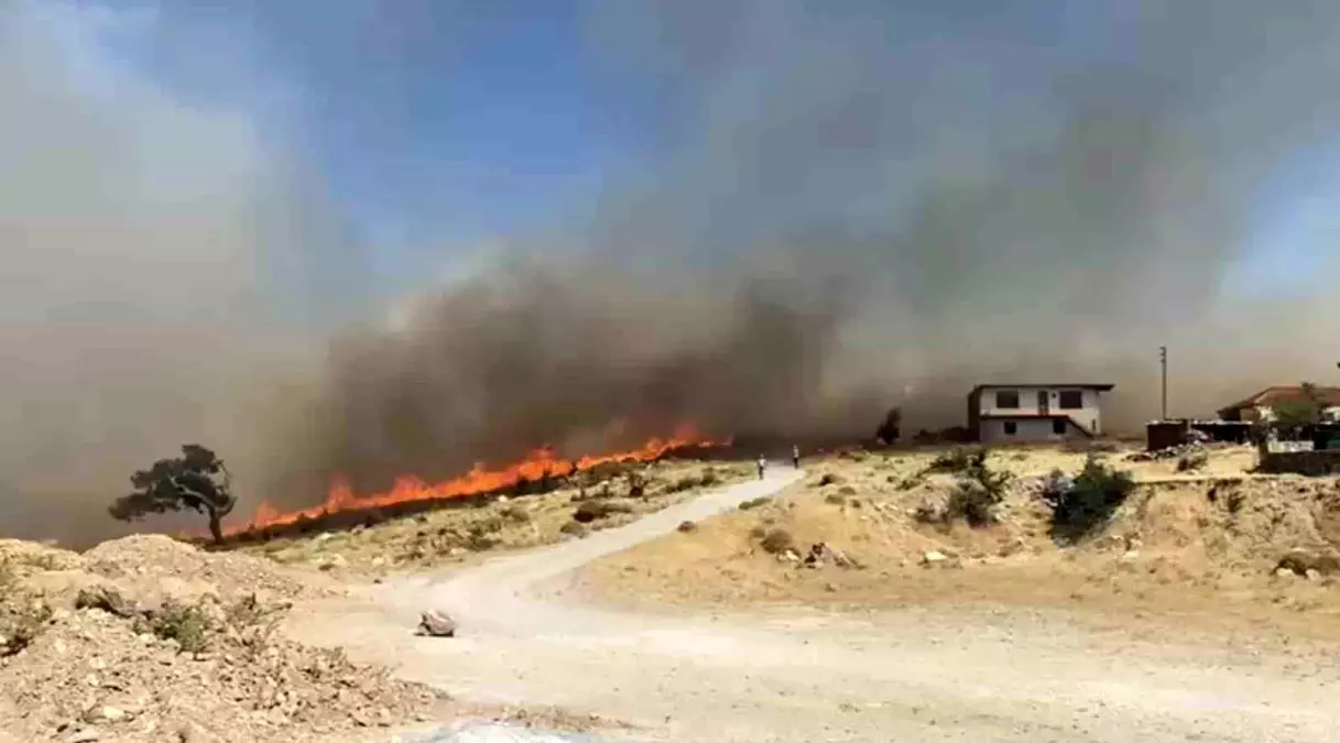 Çanakkale'de Orman Yangını: Yerleşim Yerleri Tehdit Altında