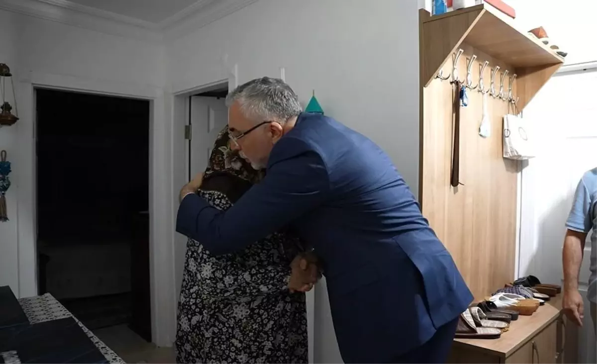 Bakan Işıkhan, Sosyal Güvenlik Kurumu personeli olan 15 Temmuz şehidi ailesini ziyaret etti