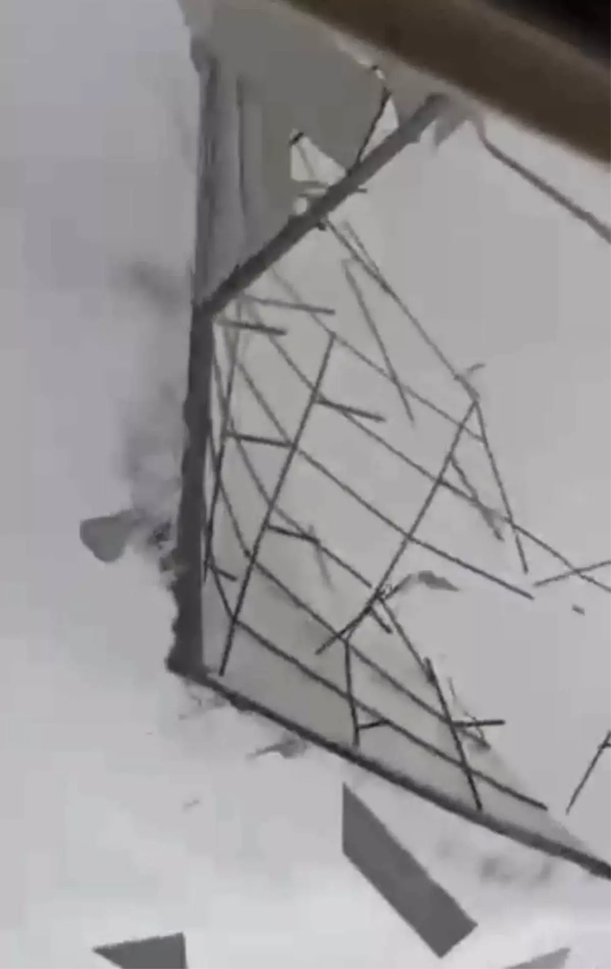 Batman'da Kuvvetli Rüzgar Çatıyı Uçurdu